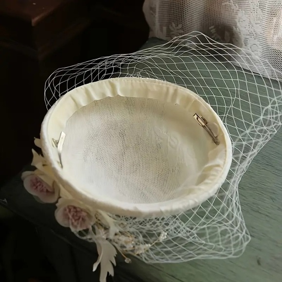 Wedding Fascinator Vintage Style w Birdcage Veil & Floral Accents - Picture 3 of 4